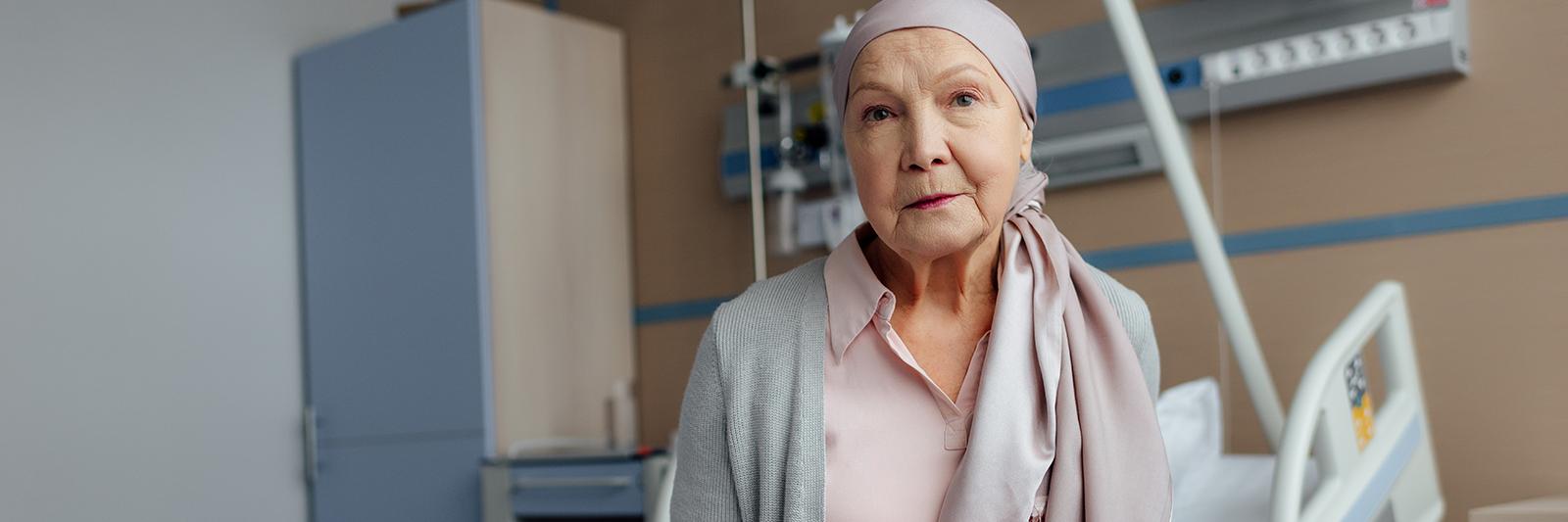 Eine Krebspatientin sitzt auf dem Bett einer Palliativstation im Krankenhaus.