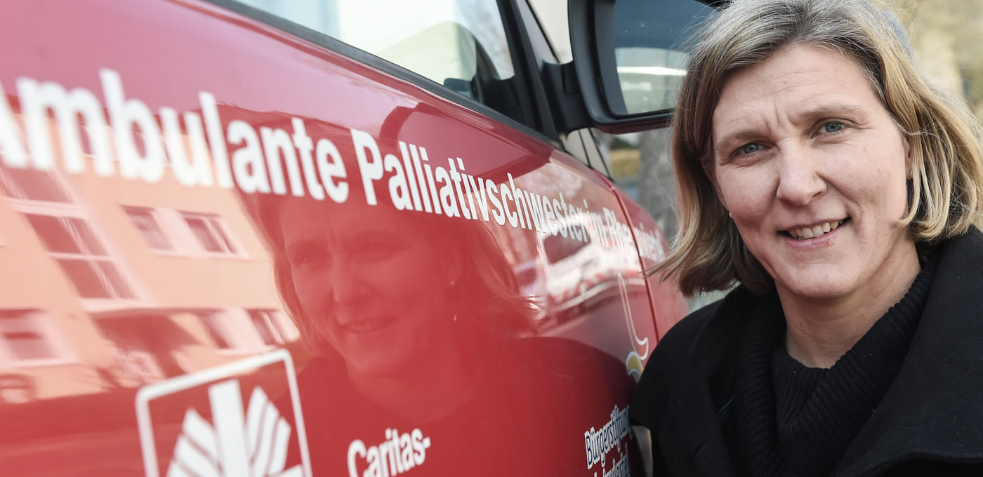 Claudia Reifenberg auf dem Weg zu einem Patienten.