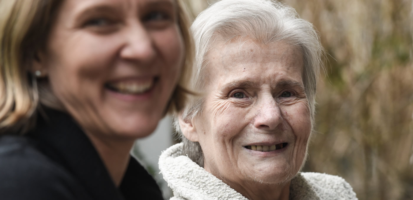 Claudia Reifenberg mit ihrer Patientin Ingeborg Brandts.