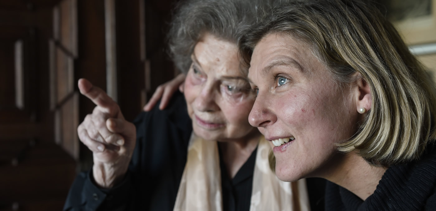 Gemeinsam schauen Claudia Reifenberg und Else von der Lacken aus dem Fenster.